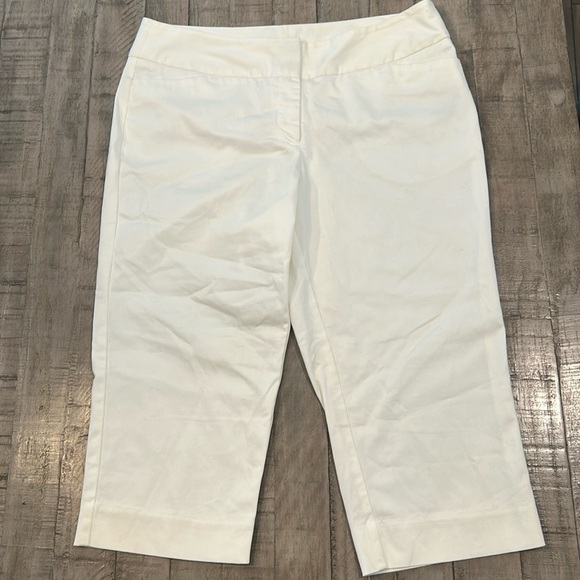 Worthington Pants - Worthington Modern Fit White Capris Comfortable and Versatile Women's Size 8